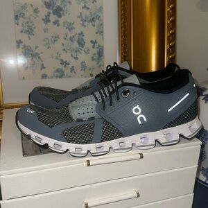 On Cloud size 7.5 women’s